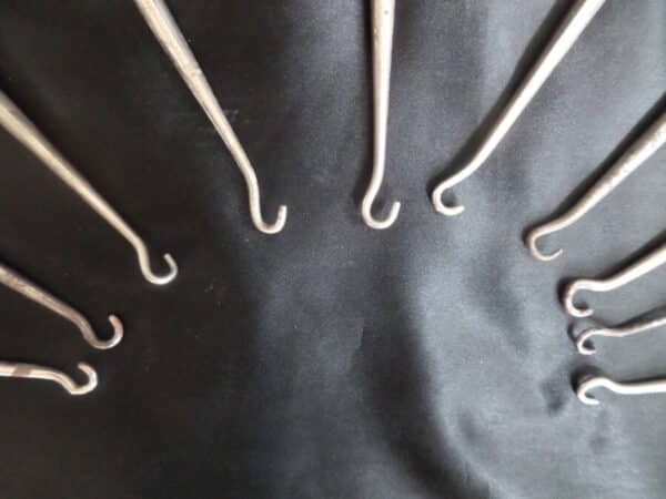 A COLLECTION OF VICTORIAN BUTTON HOOKS (many Silver Hallmarked) - Image 6