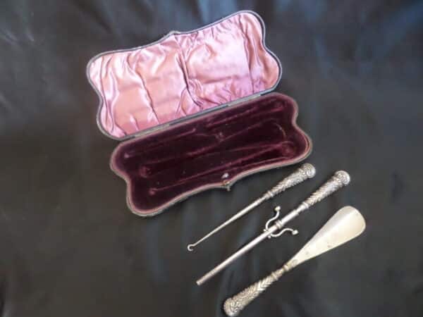 A VICTORIAN (1870) LADIES SHOE & GLOVE ACCESSORY - Image 3