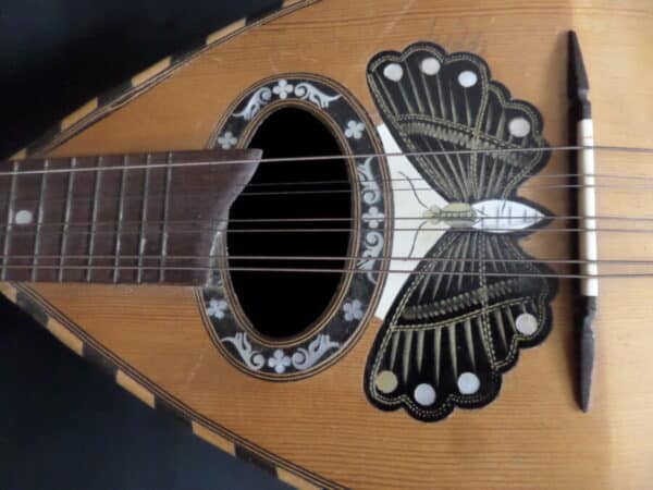 AN ITALIAN MANDOLIN-with strings! Antique Musical Instruments 5