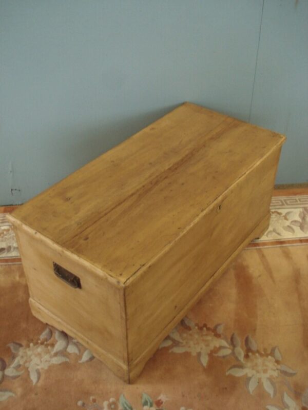 Early 19th Century pine blanket chest with interior drawers & candle Antique Chests 5