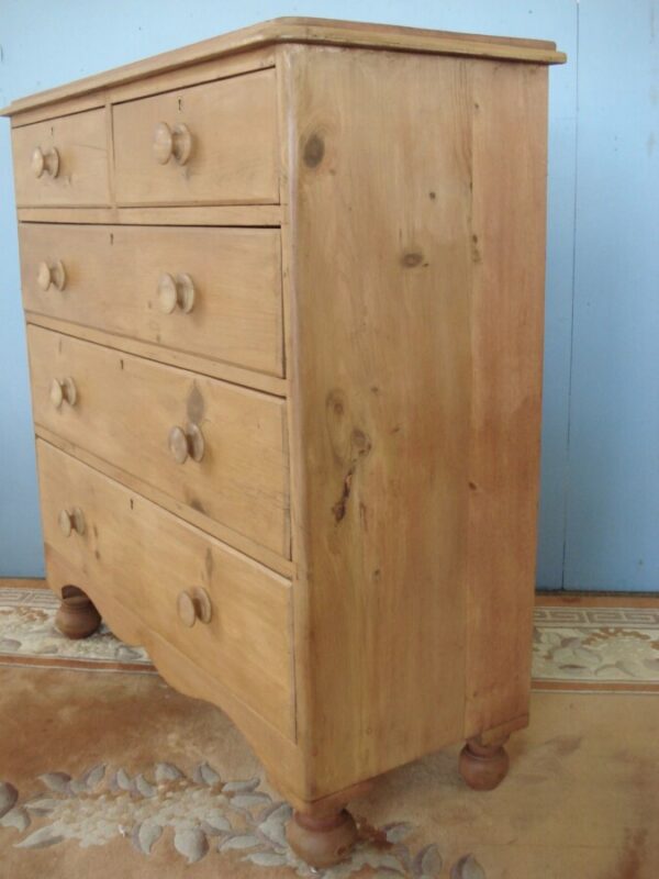 On bun feet with traditional beech knobs. A Victorian Five Drawer Chest. Antique Chest Of Drawers 4