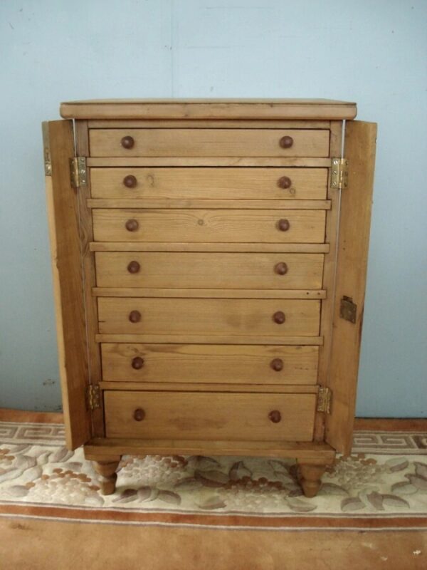 Seven graduated drawers to this Wellington style specimen chest. Antique Chest Of Drawers 4