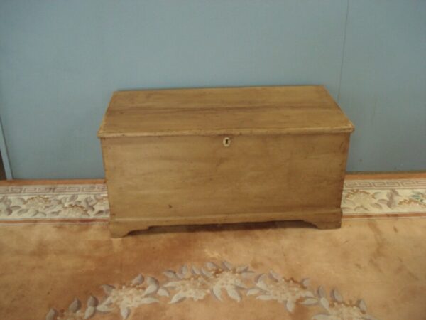 Early 19th Century pine blanket chest with interior drawers & candle Antique Chests 4