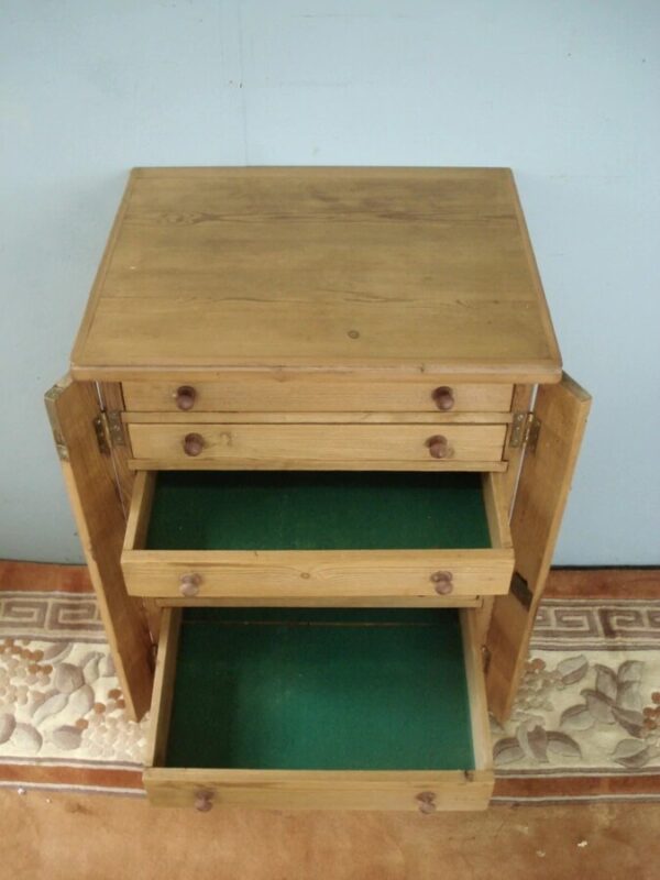 Seven graduated drawers to this Wellington style specimen chest. Antique Chest Of Drawers 5