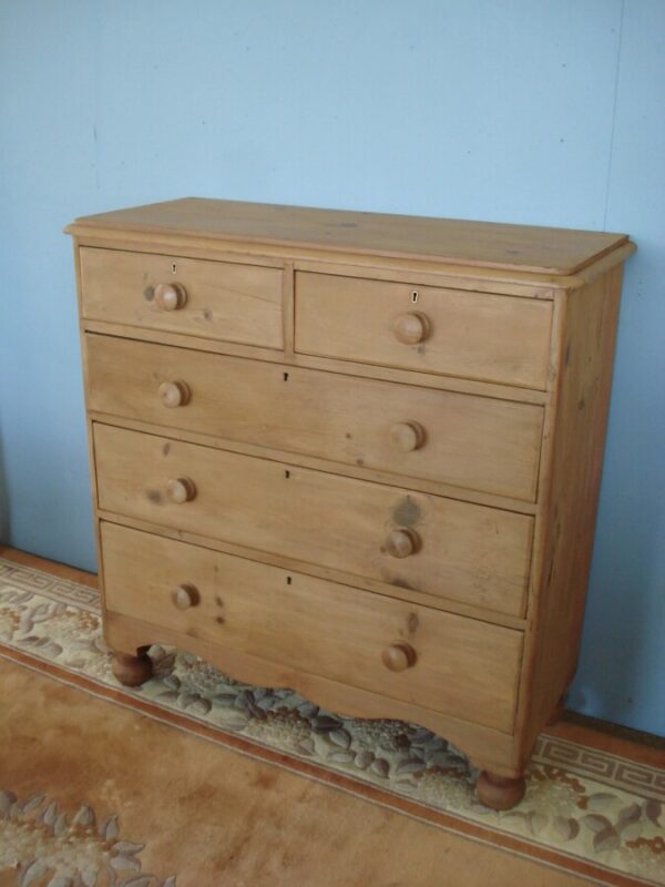 On bun feet with traditional beech knobs. A Victorian Five Drawer Chest. Antique Chest Of Drawers 3