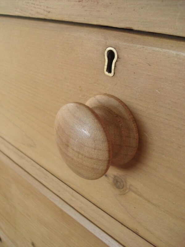 On bun feet with traditional beech knobs. A Victorian Five Drawer Chest. Antique Chest Of Drawers 7