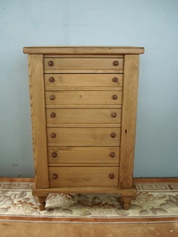 Seven graduated drawers to this Wellington style specimen chest. Antique Chest Of Drawers 3
