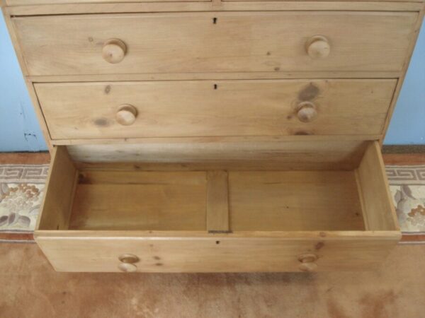 On bun feet with traditional beech knobs. A Victorian Five Drawer Chest. Antique Chest Of Drawers 8