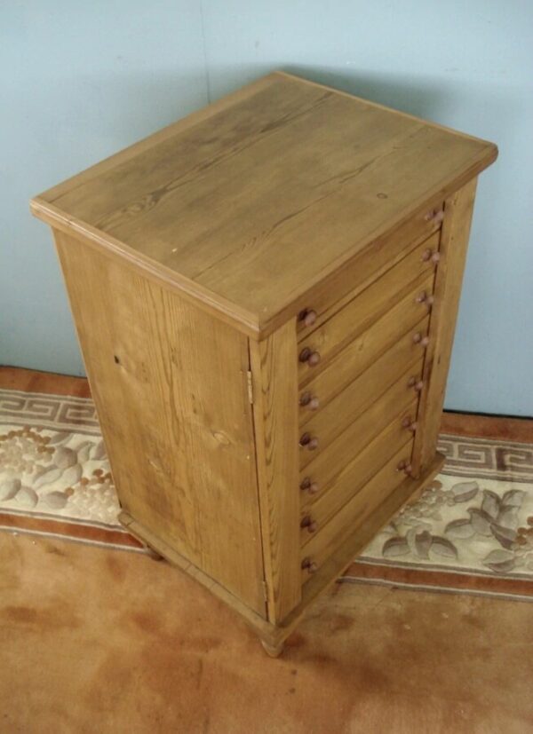 Seven graduated drawers to this Wellington style specimen chest. Antique Chest Of Drawers 9