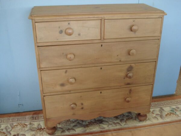 On bun feet with traditional beech knobs. A Victorian Five Drawer Chest. Antique Chest Of Drawers 9