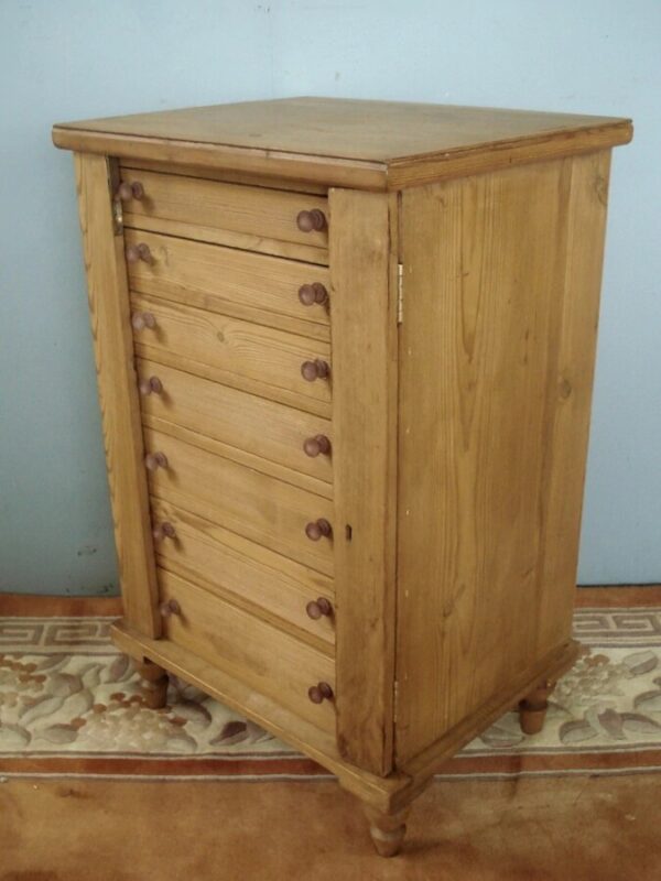Seven graduated drawers to this Wellington style specimen chest. Antique Chest Of Drawers 10