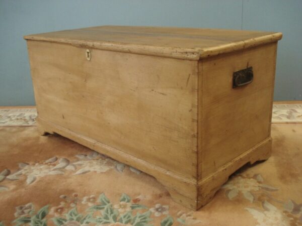Early 19th Century pine blanket chest with interior drawers & candle Antique Chests 3
