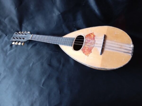 AN ITALIAN MANDOLIN. Strung and ready to play! Antique Musical Instruments 3