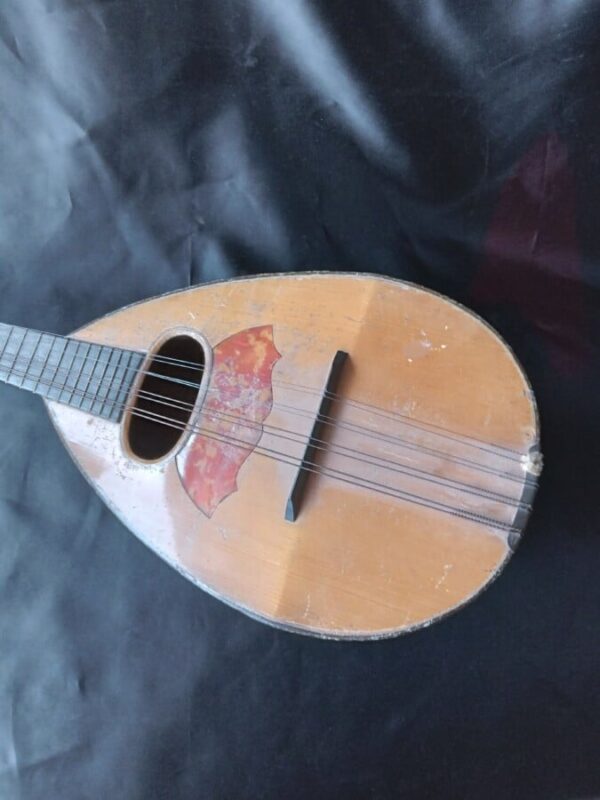 AN ITALIAN MANDOLIN. Strung and ready to play! Antique Musical Instruments 4