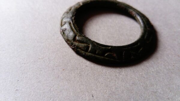 Extremely RARE ancient Islamic Bronze Archer's Thumb Ring c1,000 years old KUFIC inscription - Image 3