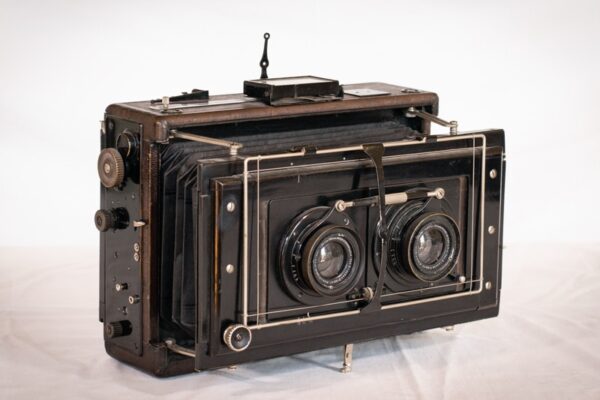 Exceptionally Rare Private Collection of 402 Vintage Cameras - Image 48