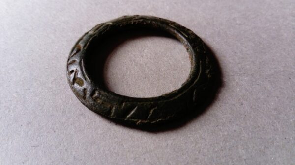Extremely RARE ancient Islamic Bronze Archer's Thumb Ring c1,000 years old KUFIC inscription - Image 5