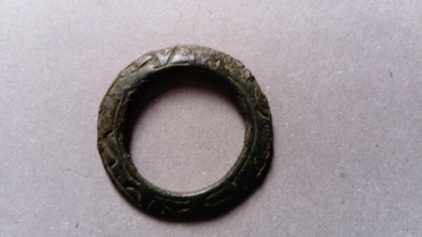 Extremely RARE ancient Islamic Bronze Archer's Thumb Ring c1,000 years old KUFIC inscription - Image 4