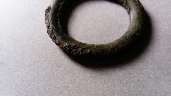 Extremely RARE ancient Islamic Bronze Archer's Thumb Ring c1,000 years old KUFIC inscription - Image 6