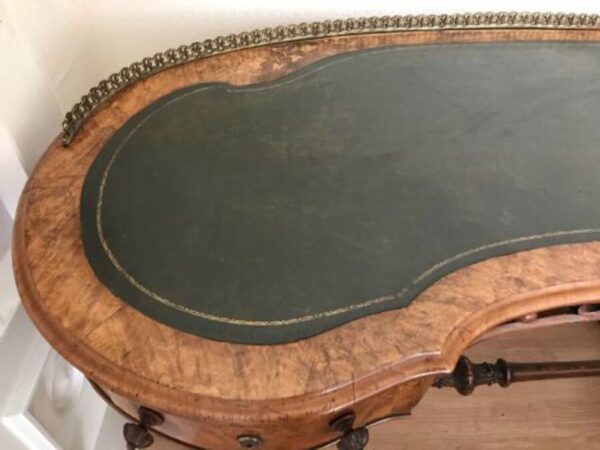 Desk kidney shaped burr walnut with inlays and leather top Antique Desks 10