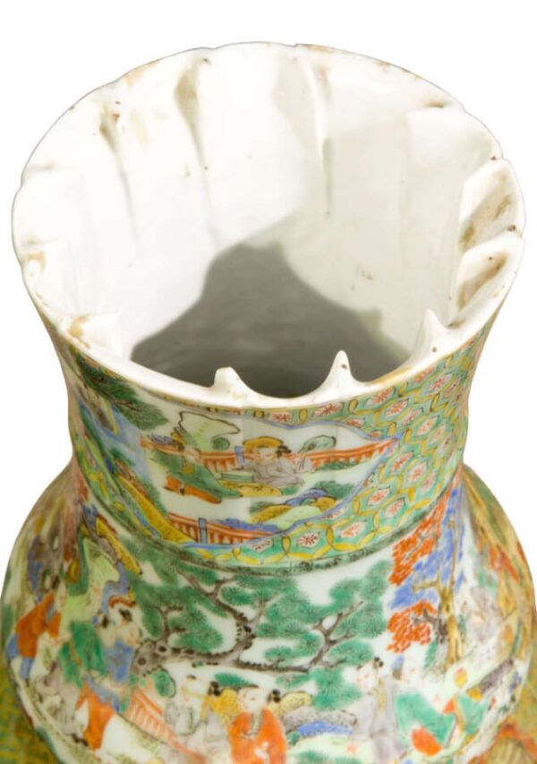A large 19thc Cantonese porcelain vase A/F - Image 2