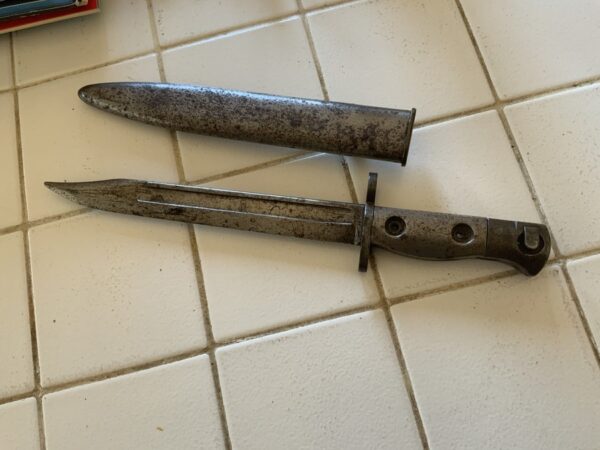 British bayonet and scabbard - Image 4