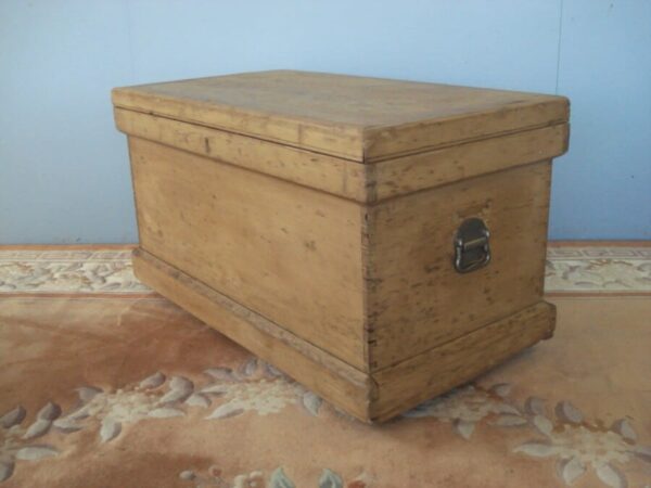 Victorian Carpenter's Pine Tool Chest with original wooden castors - Image 4