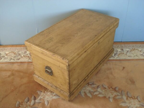 Victorian Carpenter's Pine Tool Chest with original wooden castors - Image 3