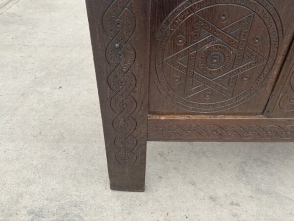 Coffer in oak and superbly carved front, circa 1740’s - Image 5