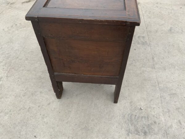 Coffer in oak and superbly carved front, circa 1740’s - Image 17