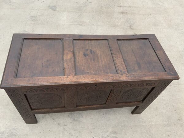 Coffer in oak and superbly carved front, circa 1740’s - Image 6