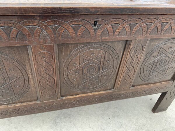 Coffer in oak and superbly carved front, circa 1740’s - Image 3