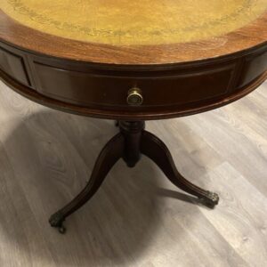 An attractive 20th Century mahogany drum table. leather Antique Furniture