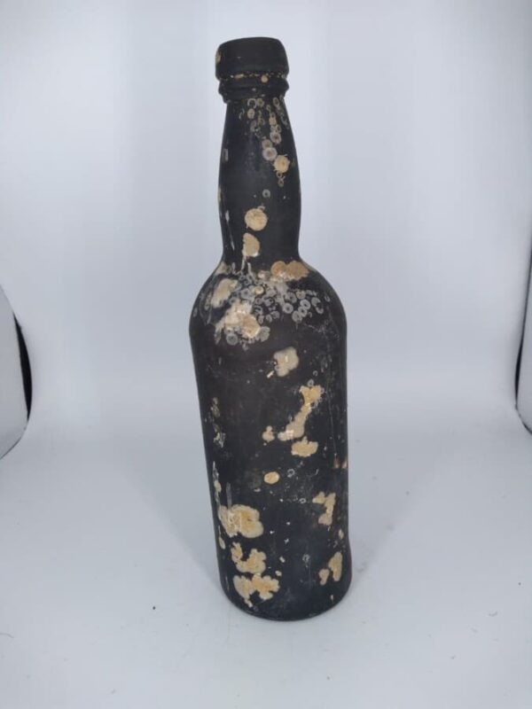 Shipwreck Diver Found Old Bottle From The Wreck ‘Heroine’ antique glass bottle Miscellaneous 3