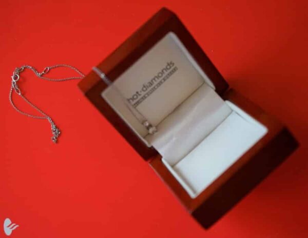 This is a beautiful vintage 750 Platinum 25 point Diamond Pendant Boxed Bracelets, Boxed Bangles Antique Jewellery 8