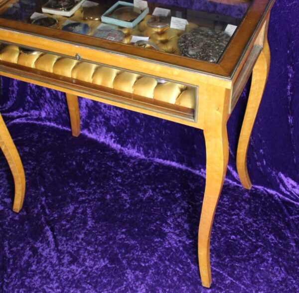 Victorian Walnut Bijouterie Table - Image 10
