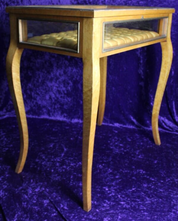 Victorian Walnut Bijouterie Table - Image 3