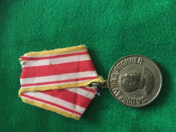 Original CCCP ww2 Three medals and cap badge - Image 7