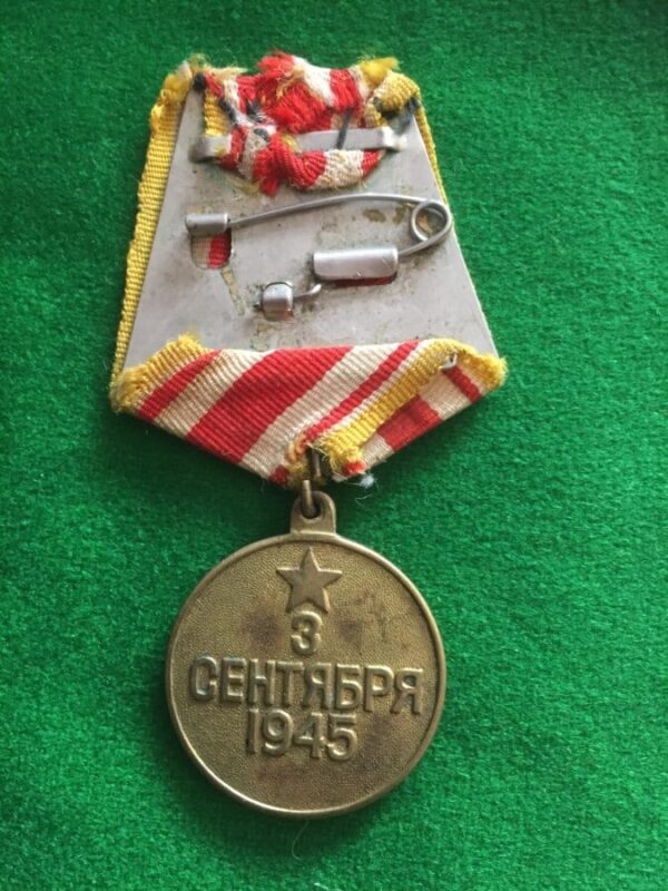 Original CCCP ww2 Three medals and cap badge - Image 2