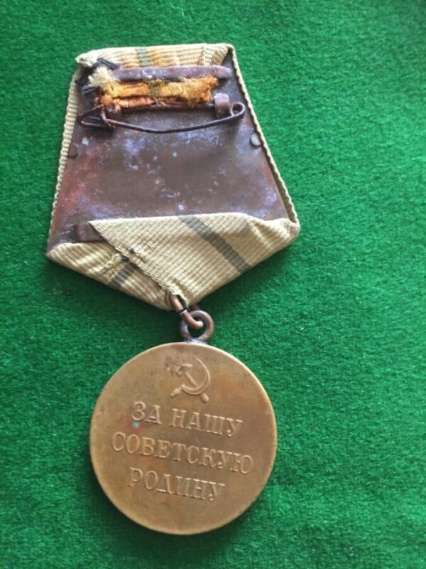 Original CCCP ww2 Three medals and cap badge - Image 4
