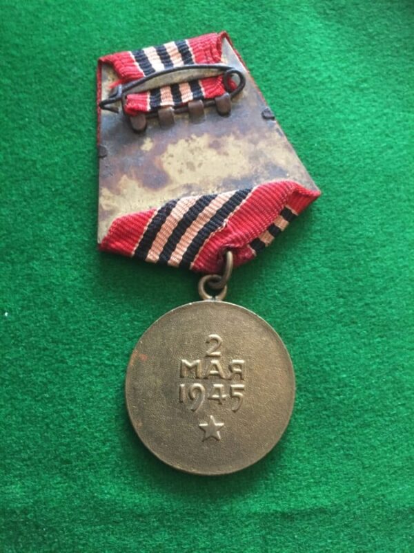 Original CCCP ww2 Three medals and cap badge - Image 6