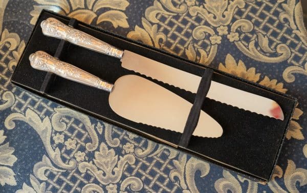 Vintage Boxed Pair of Queens Pattern Silver Bread & Cake Knives Anniversary Present Antique Silver 5
