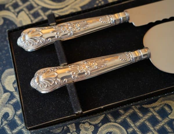 Vintage Boxed Pair of Queens Pattern Silver Bread & Cake Knives Anniversary Present Antique Silver 4