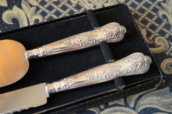 Vintage Boxed Pair of Queens Pattern Silver Bread & Cake Knives Anniversary Present Antique Silver 6