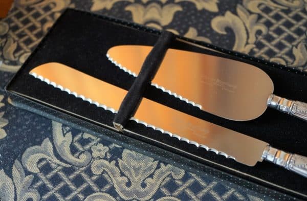 Vintage Boxed Pair of Queens Pattern Silver Bread & Cake Knives - Image 5