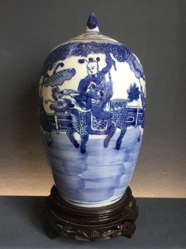 Chinese Kangxi blue and white lidded vase