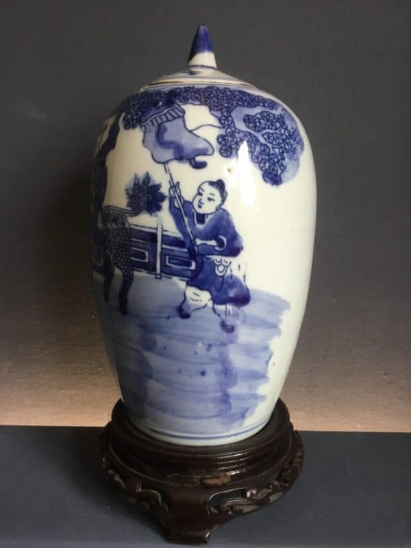 Chinese Kangxi blue and white lidded vase - Image 4
