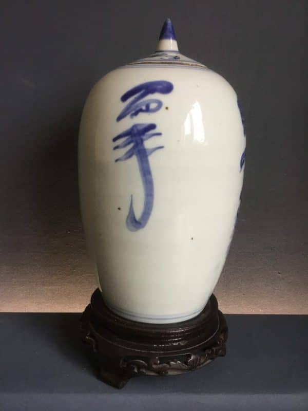 Chinese Kangxi blue and white lidded vase - Image 2