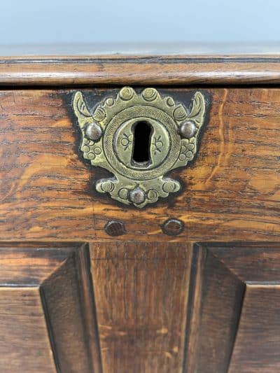 Welsh Oak Coffer Bach - Image 2