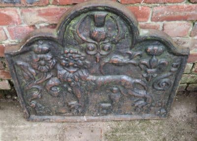 A wonderful cast iron fire back decorated with guardant leopard. - Image 2